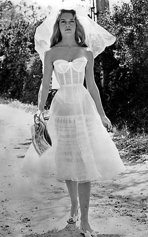 Vestido-do-cinema-Brigitte-Bardot---E-deus-criou-a-mulher2