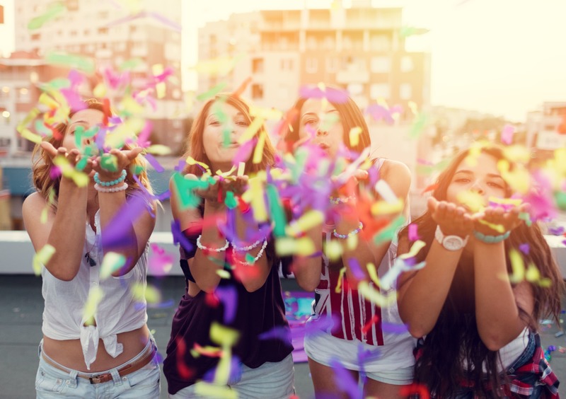 amigas em um cha de casamento com tema de carnaval