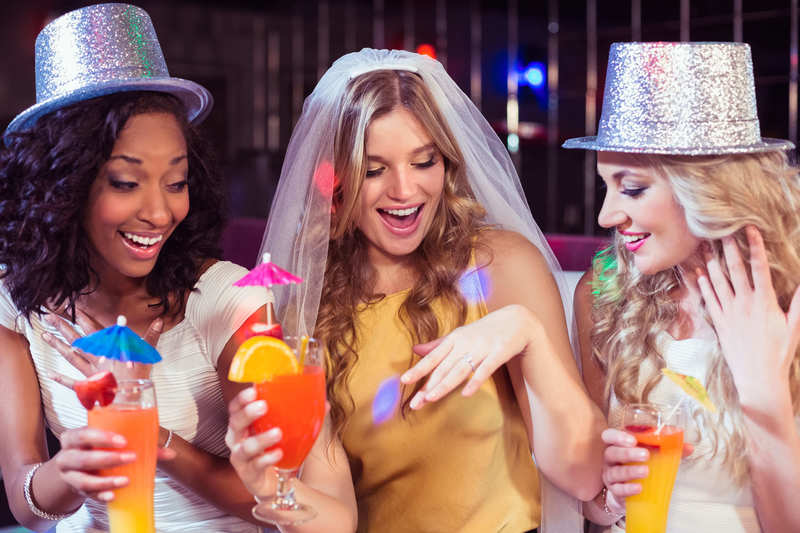 amigas em um cha de casamento com tema de carnaval