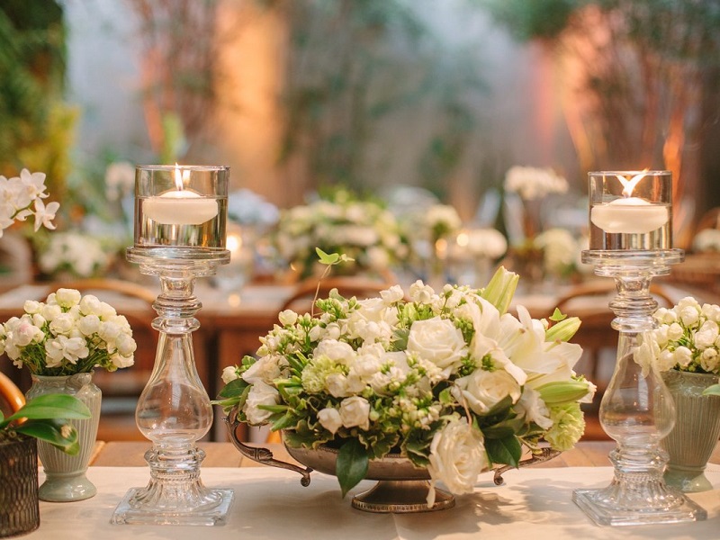 decorcao-simples-de-mesa-de-convidados-com-flores-brancas-e-velas