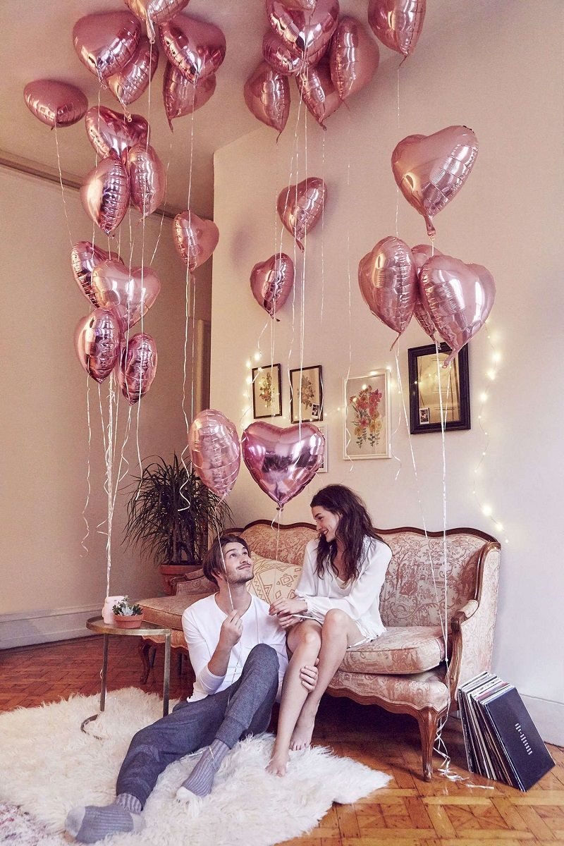 casal-comemora-bodas-mensais-de-casamento-com-casa-enfeitada-com-baloes