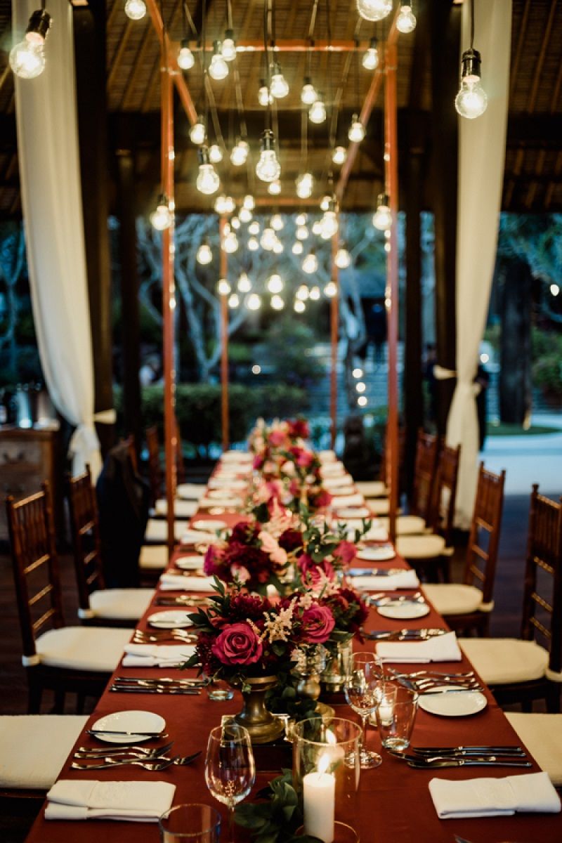 decoracao-de-mesa-dos-convidados-noturna-com-iluminacao-e-flores-rosas