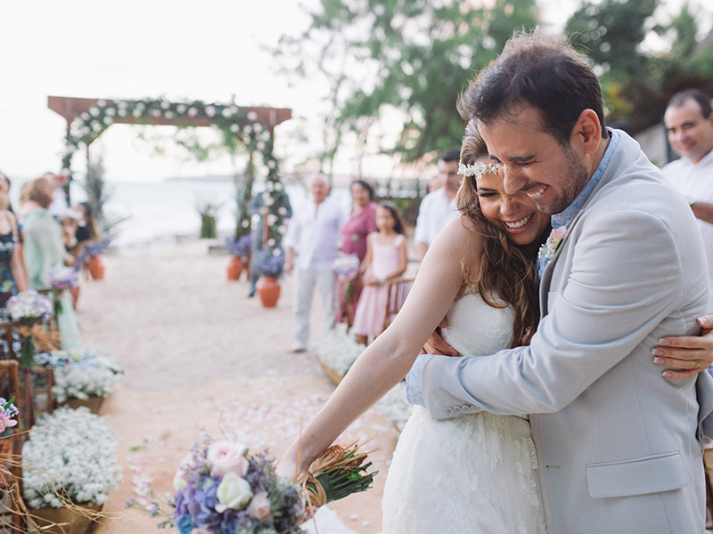 Casal abraçado no dia do casamento