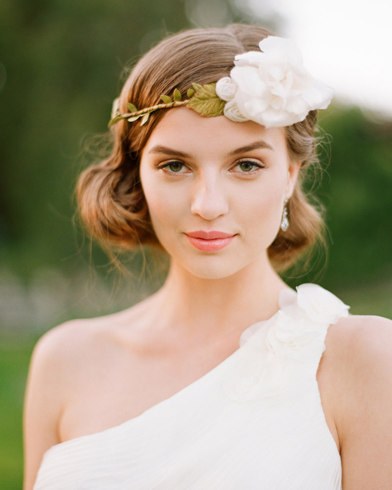 Penteado para noiva acessório de flor branca