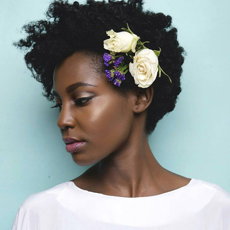penteados-para-cabelos-curtos-para-casamento-afro-com-flores