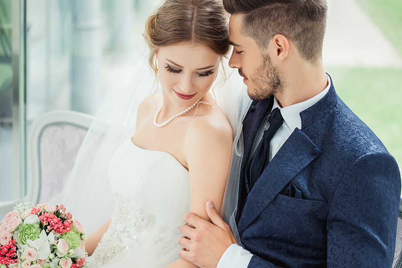 Casal no dia do casamento. Saiba como funciona a licença casamento