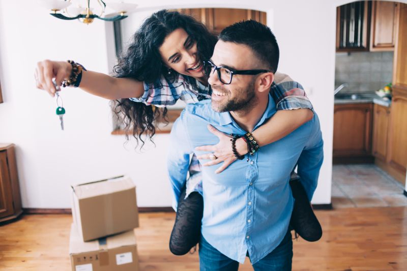 Casal comemorando na casa nova. Veja itens que não podem faltar na lista de presentes de casamento