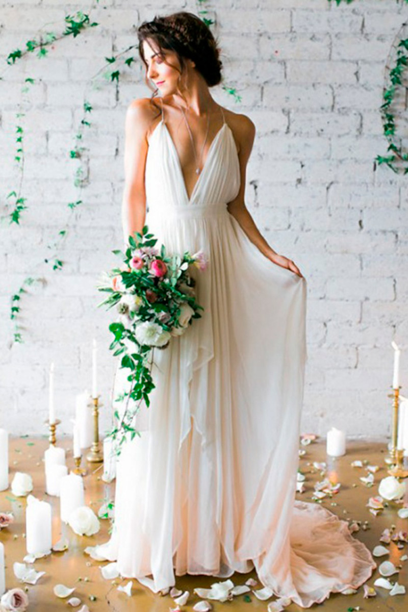Vestido de noiva simples e elegante com as costas a mostra