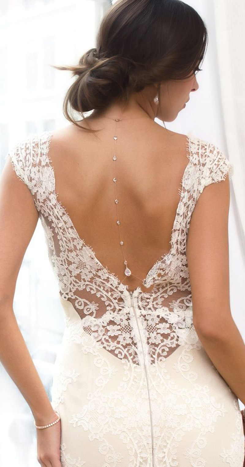 Vestidos de noiva com decote nas costas combinam melhor com colar invertido