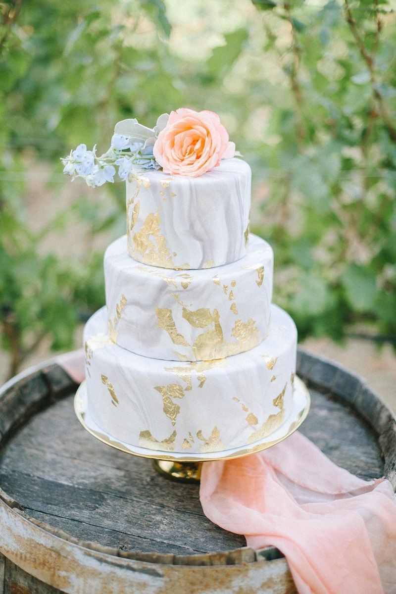 bolo-de-casamento-branco-com-efeito-mármore-e-folhas-de-ouro