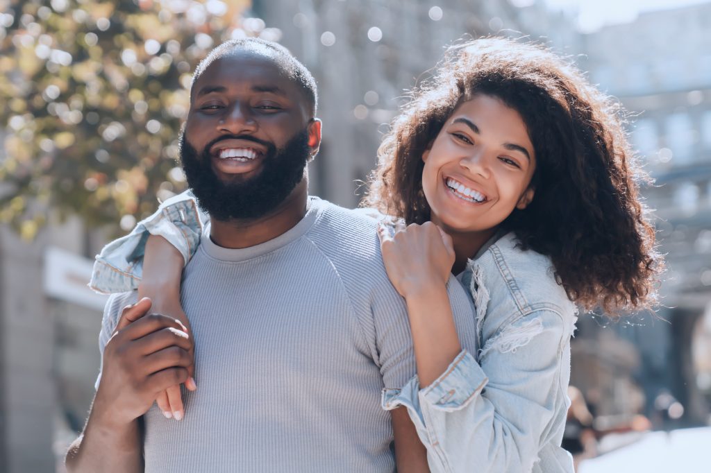 noiva mostrando o anel de noivado