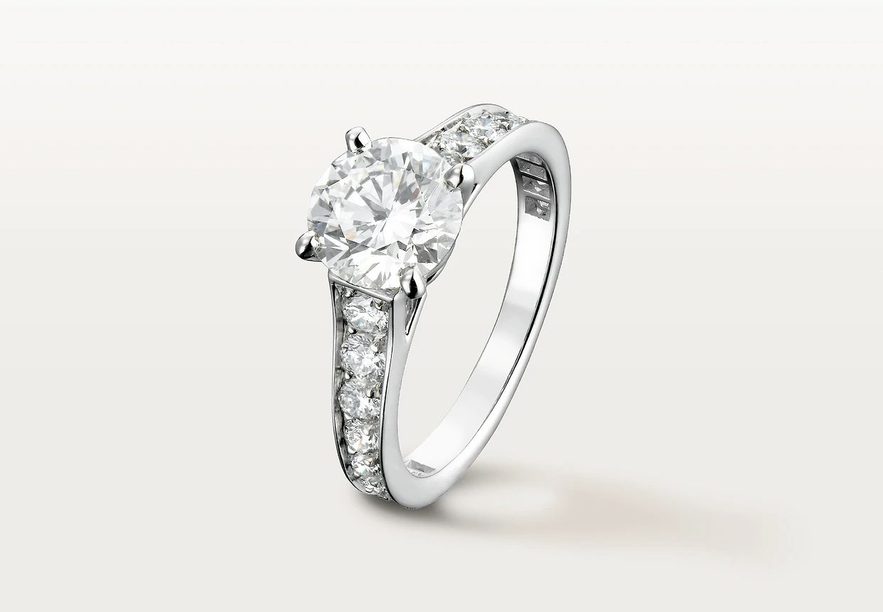 anel de noivado Cartier com diamante