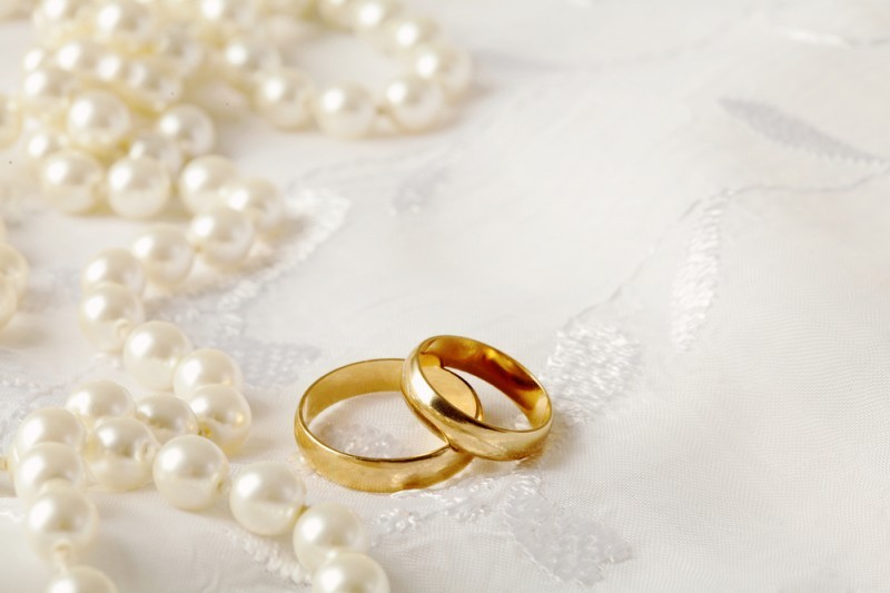alianças de casamento em ouro amarelo