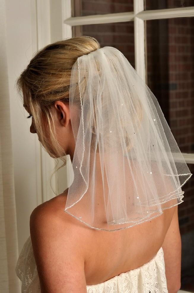 Noiva usando véu ombro - Véu para casamento