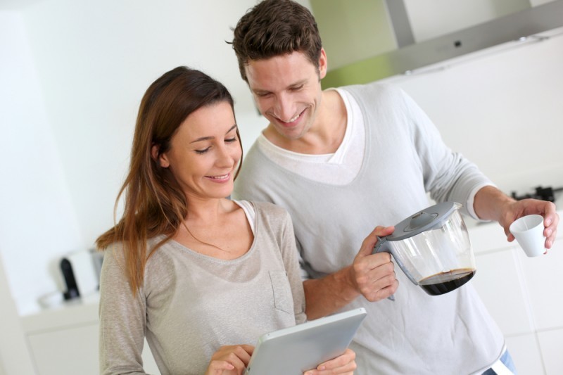 recém-casados felizes