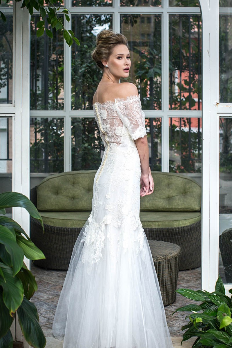 Via Sposa - O vestido noiva princesa tem a cintura bem marcada. Com um  corte evasê, a barra do vestido tem mais roda do que quase o dobro da  circunferência dos ombros.