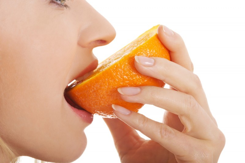 mulher-comendo-laranja