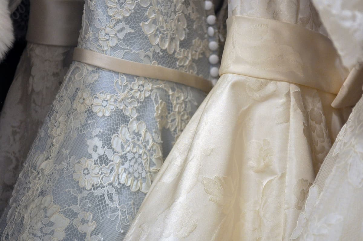 Imagem de dois vestidos de noiva de renda