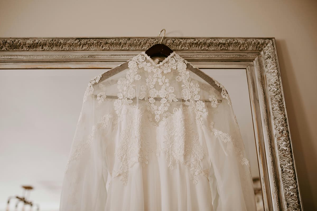 Um vestido de noiva pendurado em um cabide