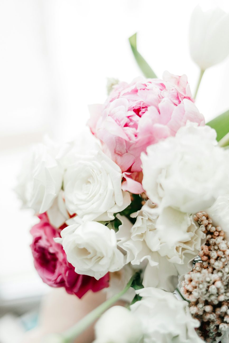 buquê de flores peônicas brancas e rosas