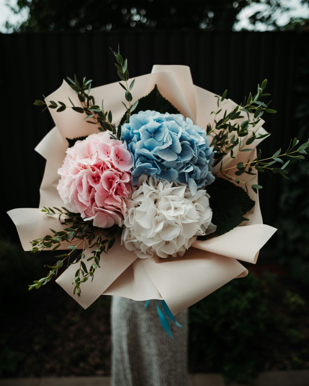 buquê de flores hortênsias rosas e azuis