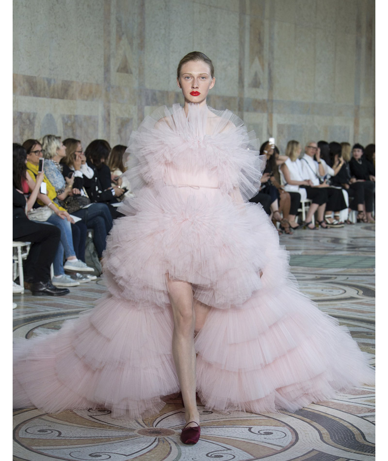Desfile Alta Costura de Paris para o Outono Inverno 2017 Noivas majestosas