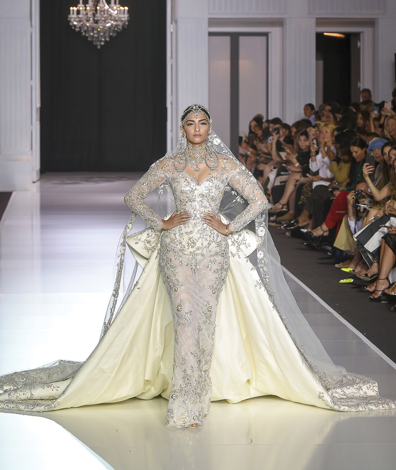 Desfile Alta Costura de Paris para o Outono Inverno 2017 Noivas majestosas