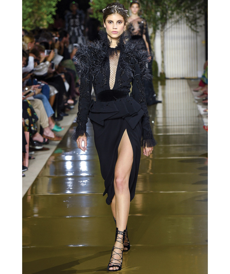 Desfile Alta Costura de Paris para o Outono Inverno 2017 Pretos enfeitados