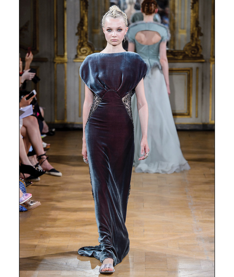 Desfile Alta Costura de Paris para o Outono Inverno 2017 blue velvet