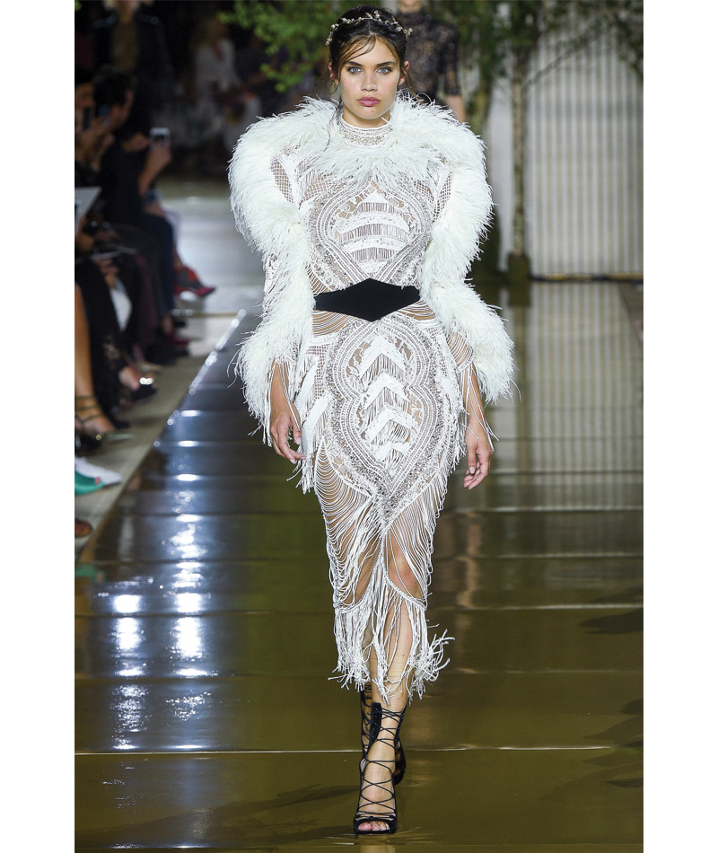 Desfile Alta Costura de Paris para o Outono Inverno 2017 plumas