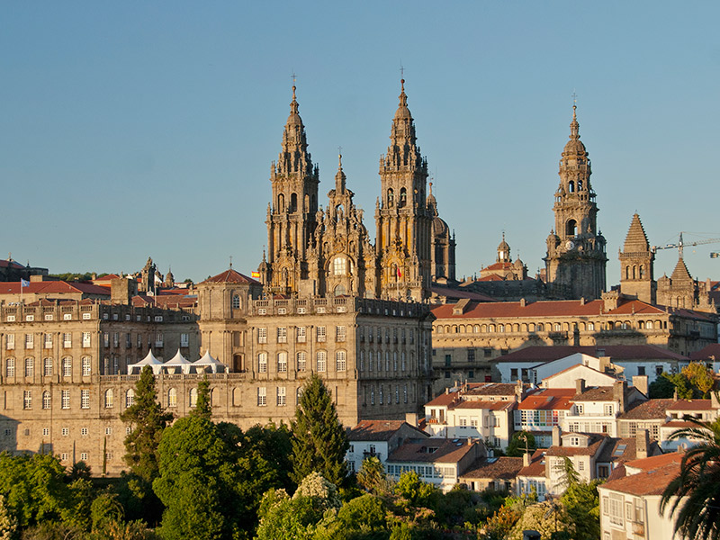Construções históricas na Espanha em um dia de céu azul.
