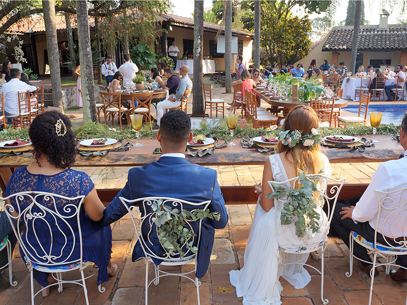 Casamento DIY noivos na mesa da festa