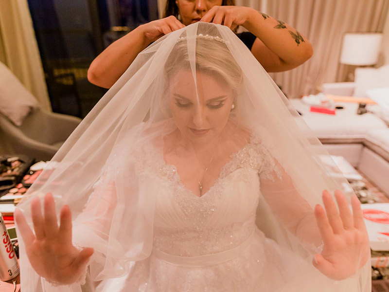 Casamento no campo noiva colocando o véu