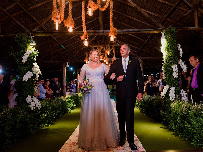 Casamento no campo noivos saindo do altar