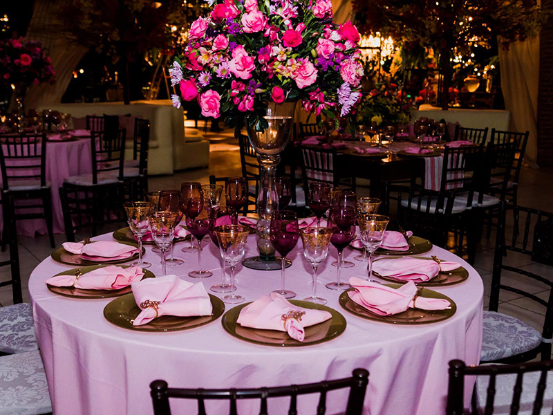 Casamento no campo decoração da mesa com arranjo de rosas