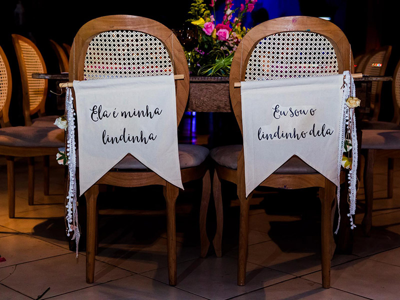 Casamento no campo decoração cadeira dos noivos