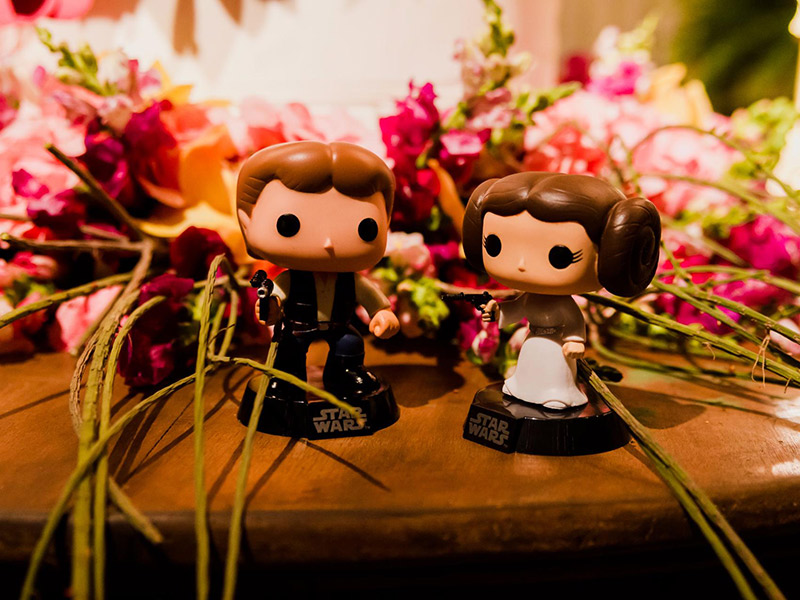Casamento no campo decoração bonecos dos noivos