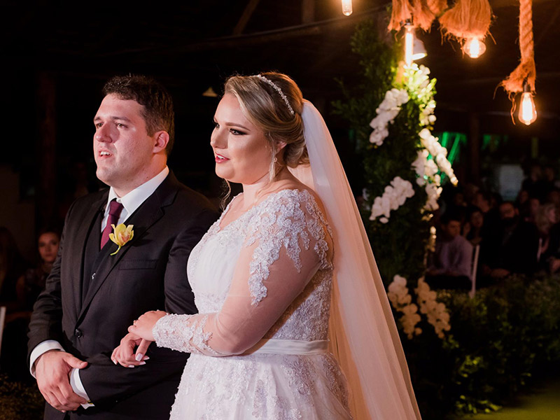 Casamento no campo noivos no altar
