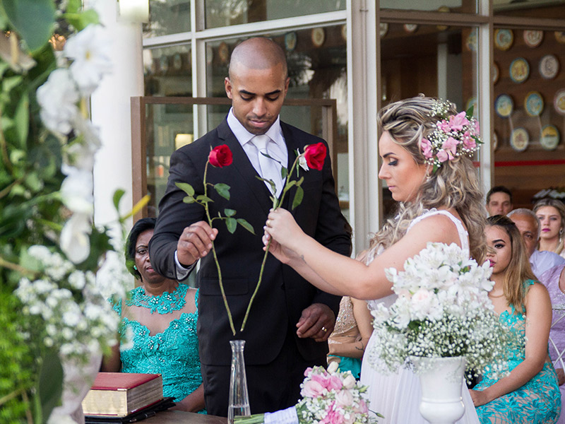 Cerimônia de casamento noivos celebrando com rosas