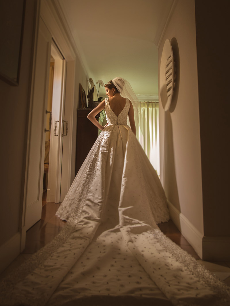 Vestido de noiva Gabriela de costa para mostrar decote