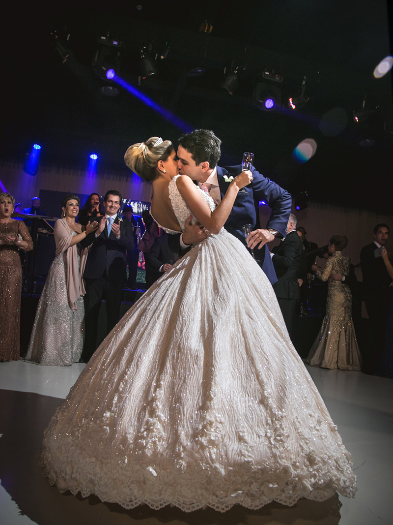 Vestido de noiva noivos se beijando na pista de dança