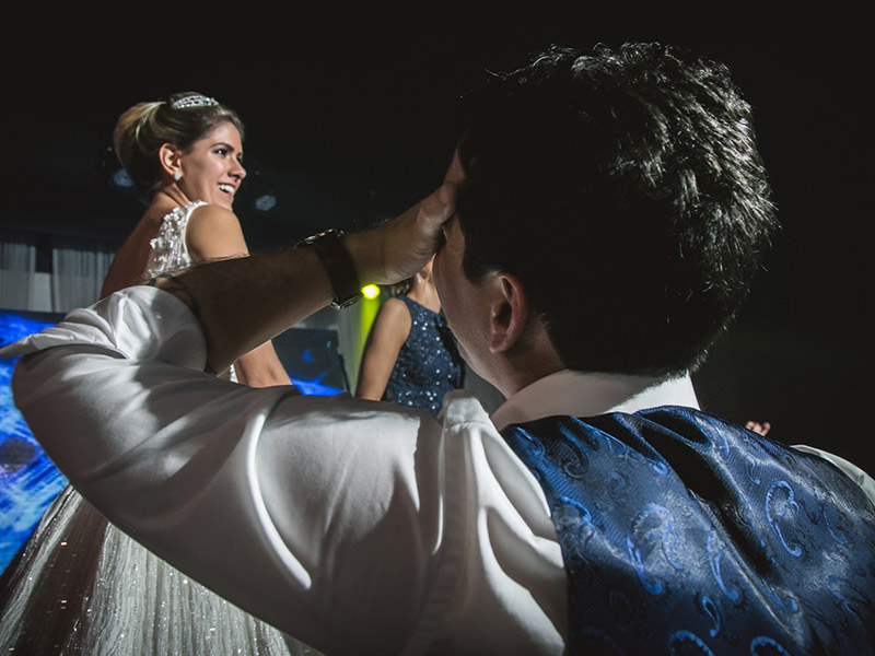 Vestido de noiva dançando para o noivo