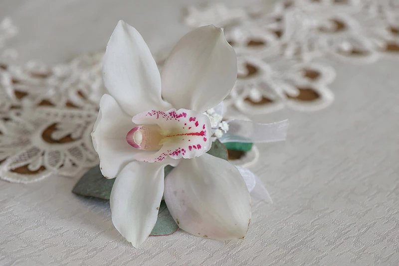 flor de lapela orquídea branca