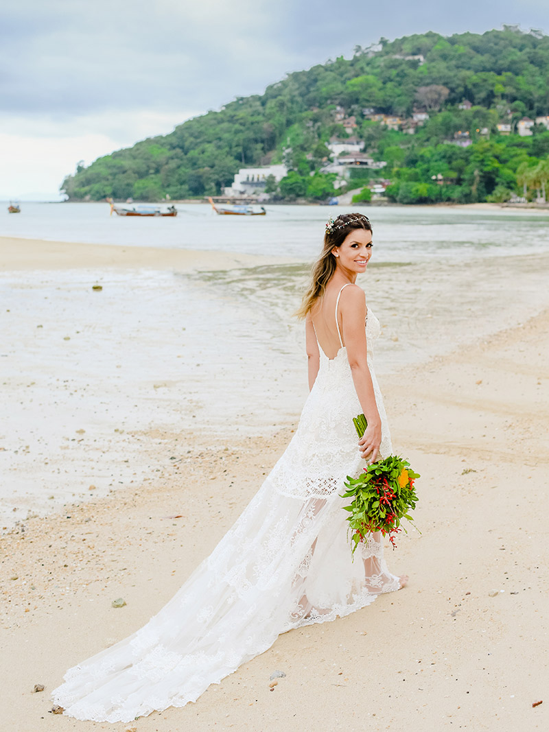 Destination wedding Tailândia noiva na praia com vestido de renda