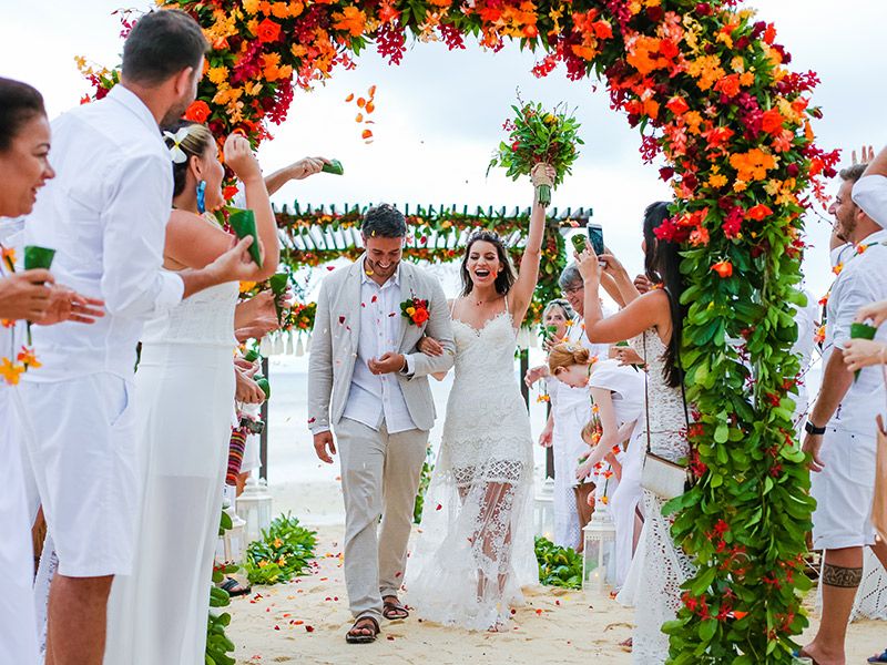 Destination wedding Tailândia noivos saindo do altar
