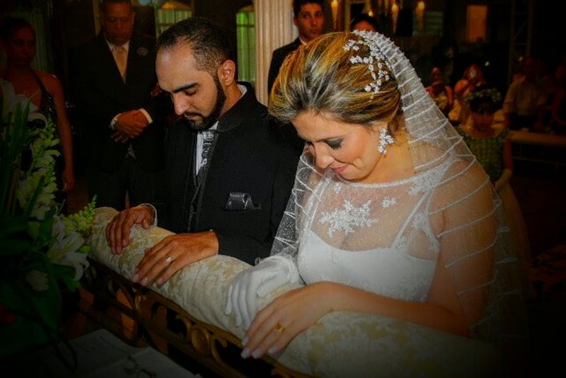 Casal Fabiana Baidon e José Luiz Baidon ajoelhados no casamento. Foto: Divulgação