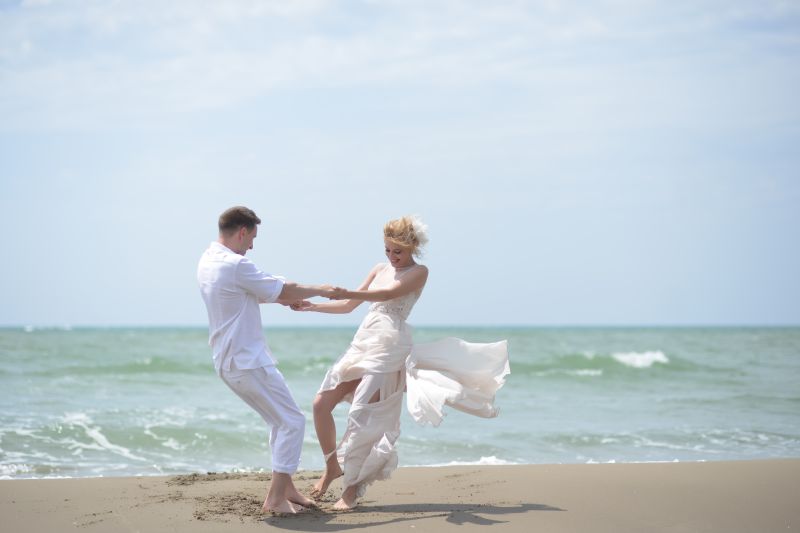 Casal dançando na praia |Foto: iStock