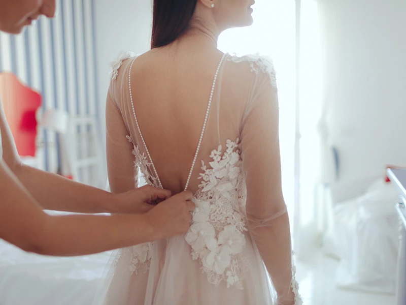 O que significa sonhar com o vestido de noiva experimentando