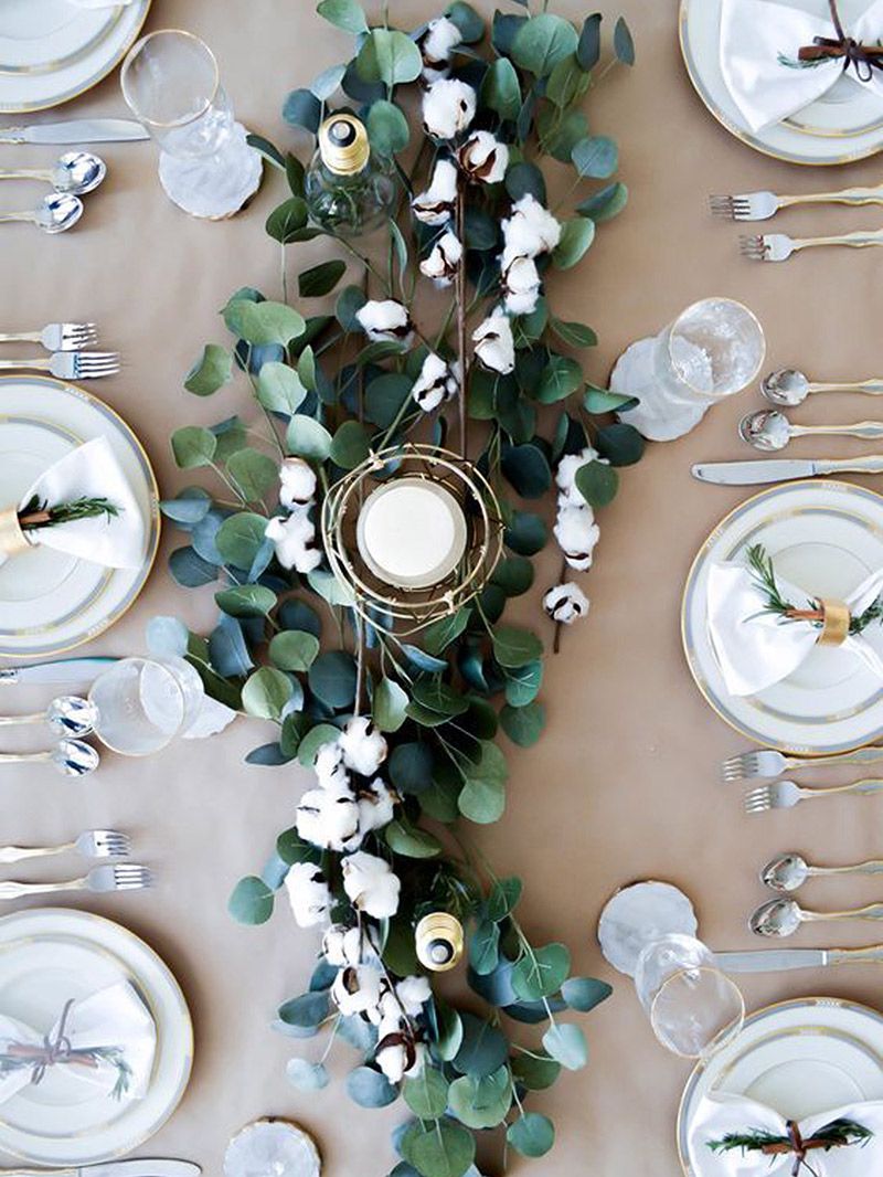 Bodas de Algodão - mesa decorada com folhas, pratos, talhes e algodão
