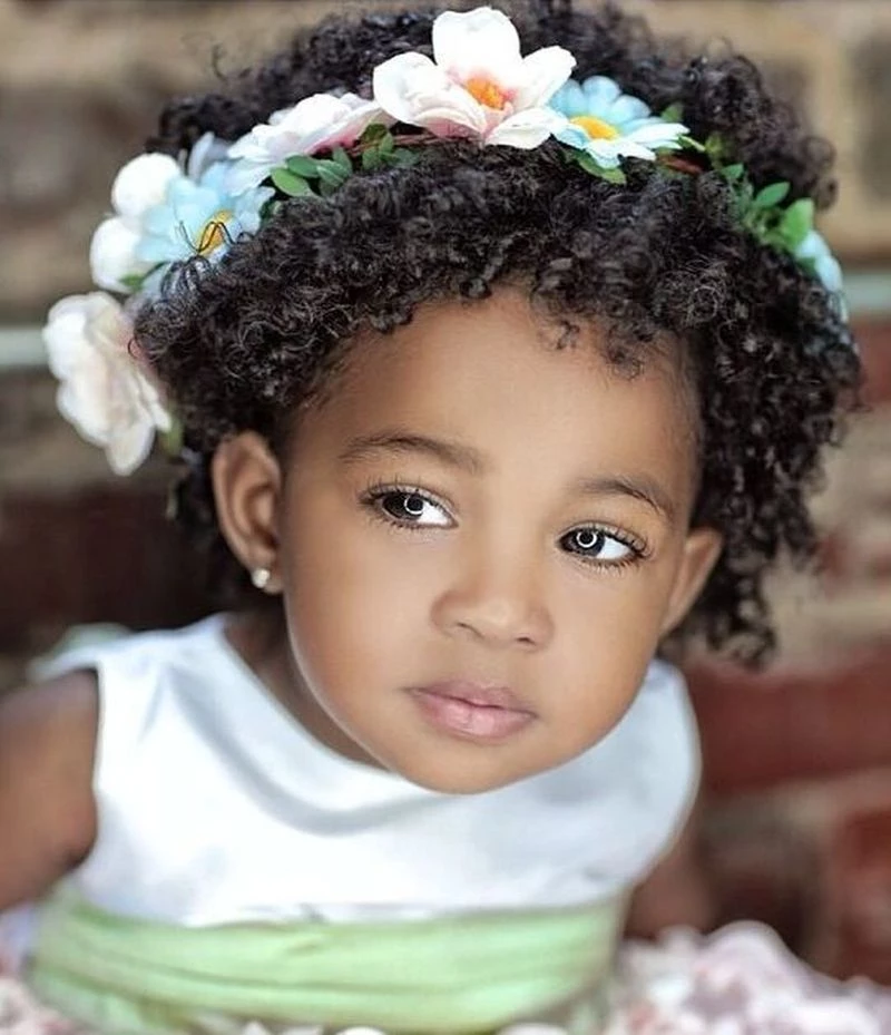 O penteado para daminha de casamento ideal para cada idade